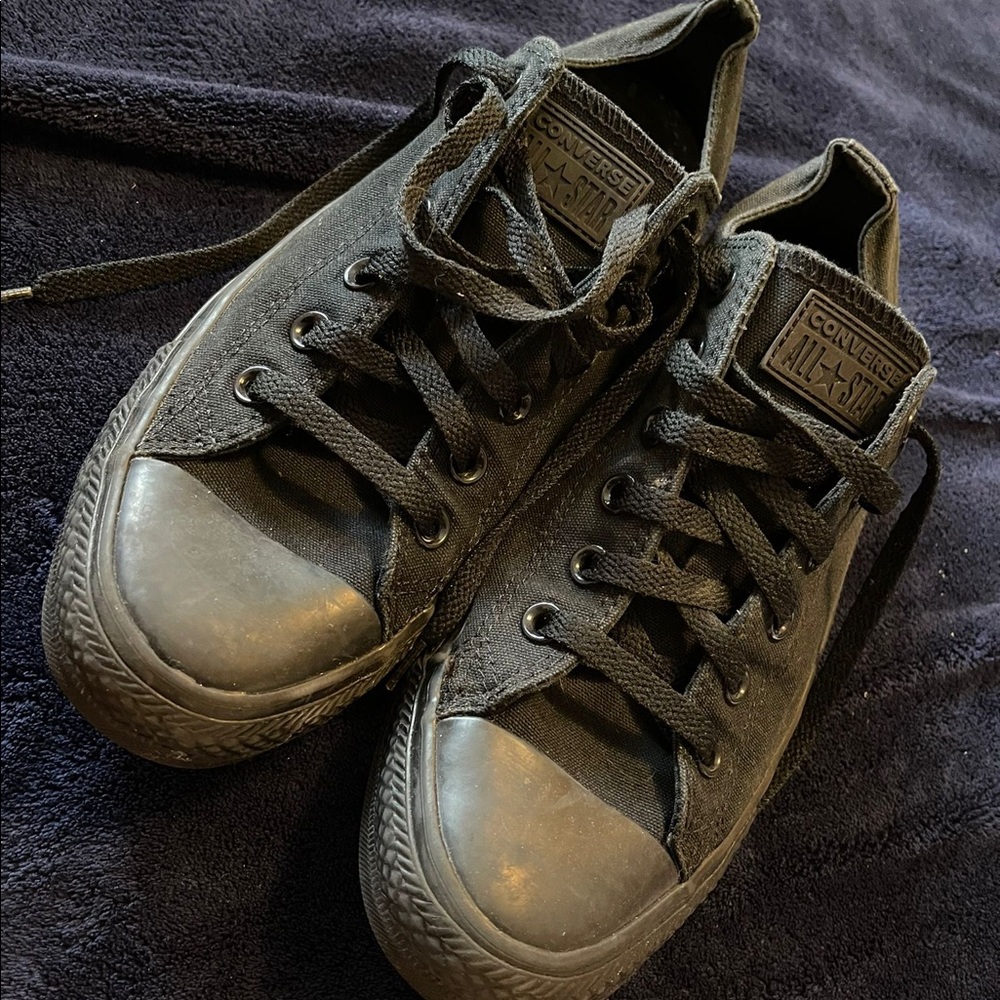 Black low top converse